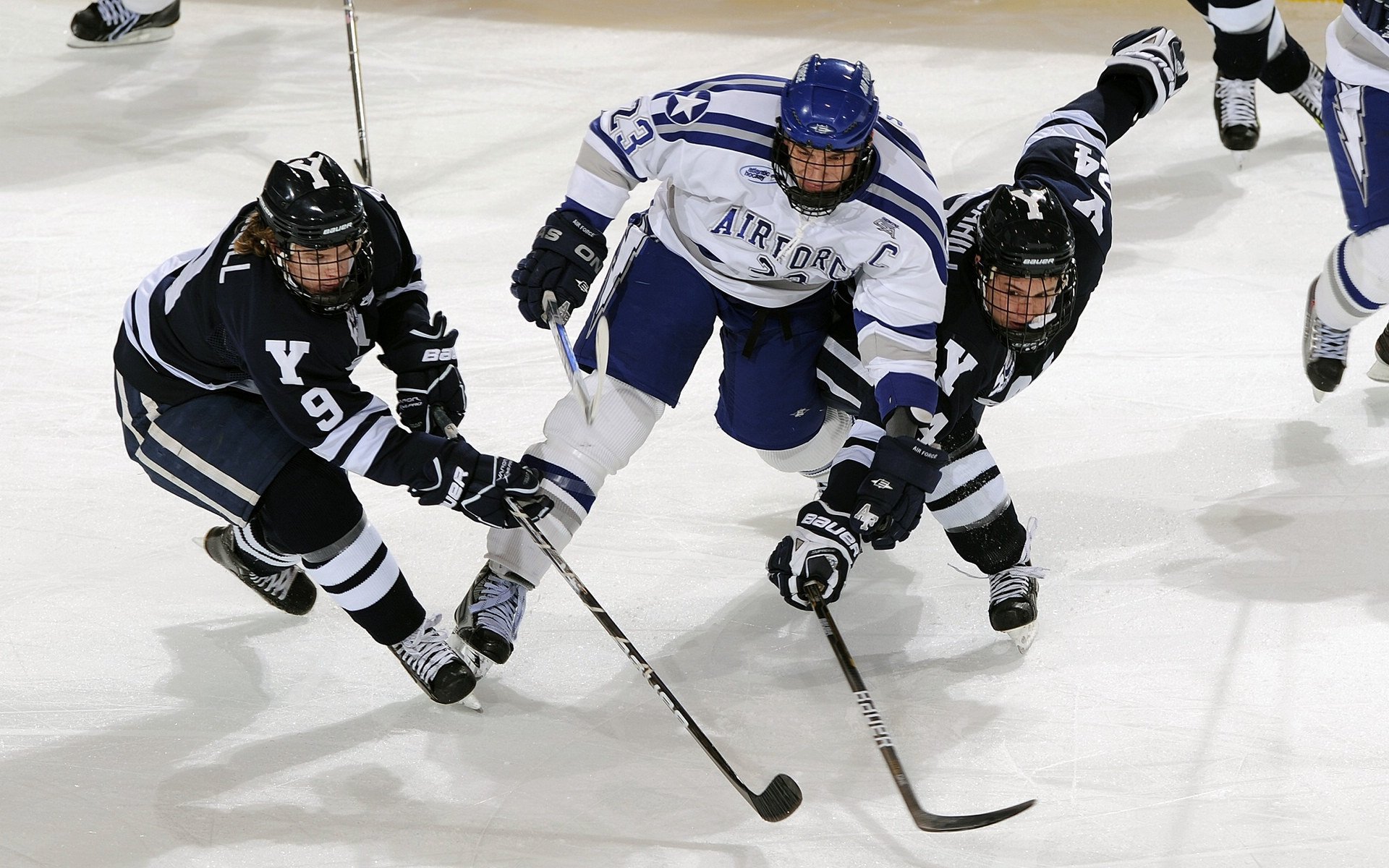 “东安湖赛场：跑酷选手与障碍赛道之间的极限博弈”
